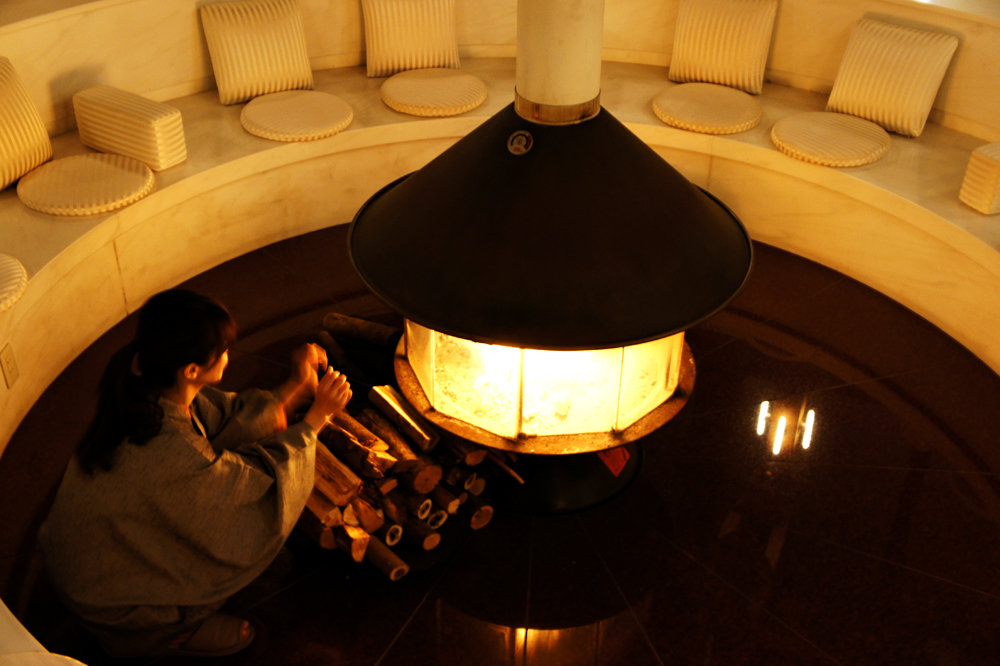 暖炉と木製ブランコがある、静岡の「ホテル海」